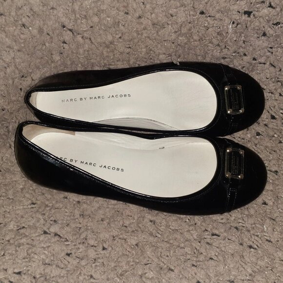 MARC BY MARC JACOBS-Black Patent Ballet Flat/Gold Plaque-Sz 37-Near Mint - Picture 6 of 7